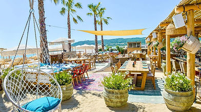 A taxi dropping off guests in front of the beach club La Réserve à la Plage in Ramatuelle