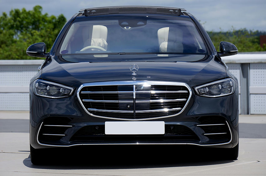 Luxury Mercedes limousine arriving at La Réserve Ramatuelle with guests during a private t