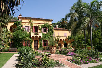 A taxi in front of a Provençal villa in La Croix-Valmer