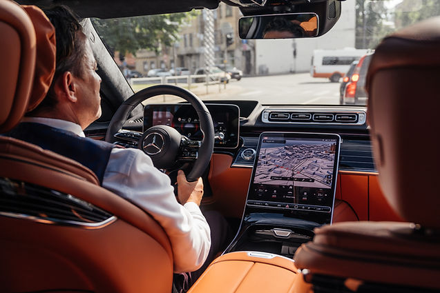 A private driver in Saint-Tropez with a tourist on board, amazed by the beauty of Saint-Tr