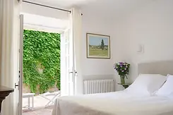a modern white room decorated in the hotel La Figuière in Ramatuelle