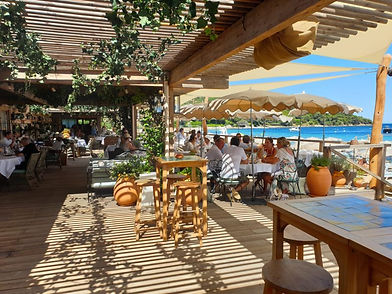 Tourists getting out of a taxi at the private beach Jardin Tropezina