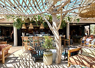 the beach club cabane bambou bar in Saint-Tropez
