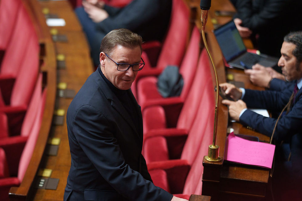 Photo de Fabrice Roussel dans l'hémicycle