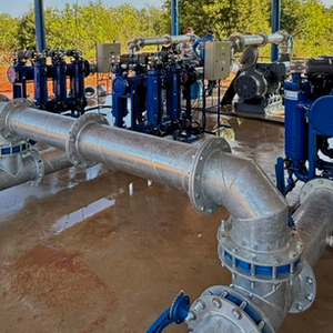 Tubulação de aço galvanizado e válvulas de retenção da Linha CMB Irrigabras para captação e recalque de água em sistemas de irrigação agrícola.