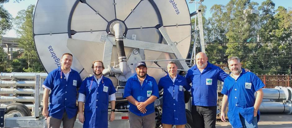 Equipes técnicas da Irrigabras e da revenda parceira Amarela Siempre, da Argentina, durante o treinamento sobre o Carretel de Irrigação, realizado nos dias 14 e 15 de julho de 2025, na sede da Irrigabras.