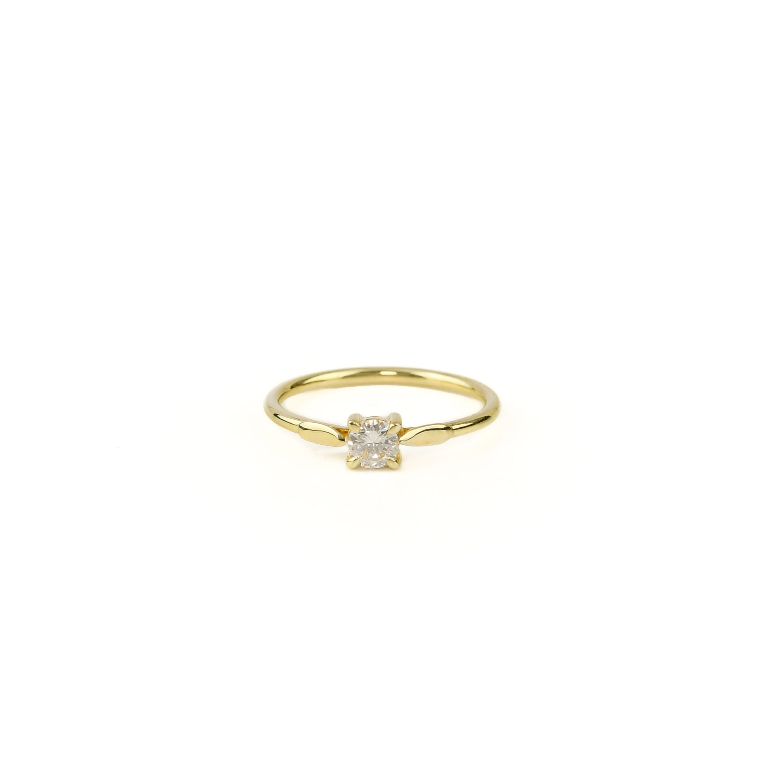 Dezent, goldener Ring mit kleinem Diamanten