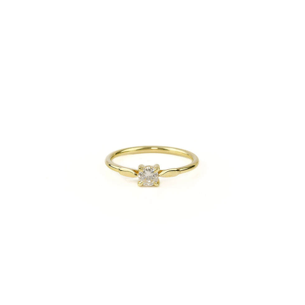 Miniaturbild: Dezent, goldener Ring mit kleinem Diamanten