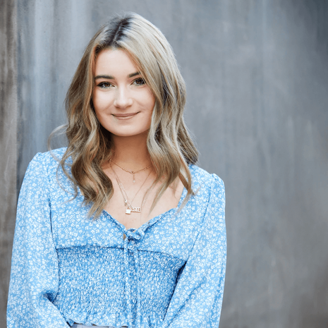 high school senior girl posing outdoors for senior portrait