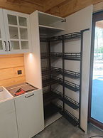 Wysoka szafka kuchenna IKEA z wysuwanym wyposażeniem wewnętrznym