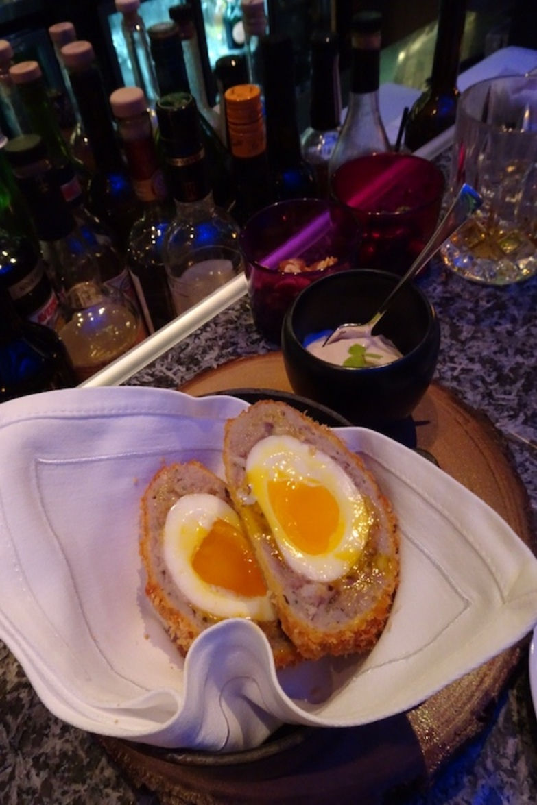 Four Seasons Hong Kong bar