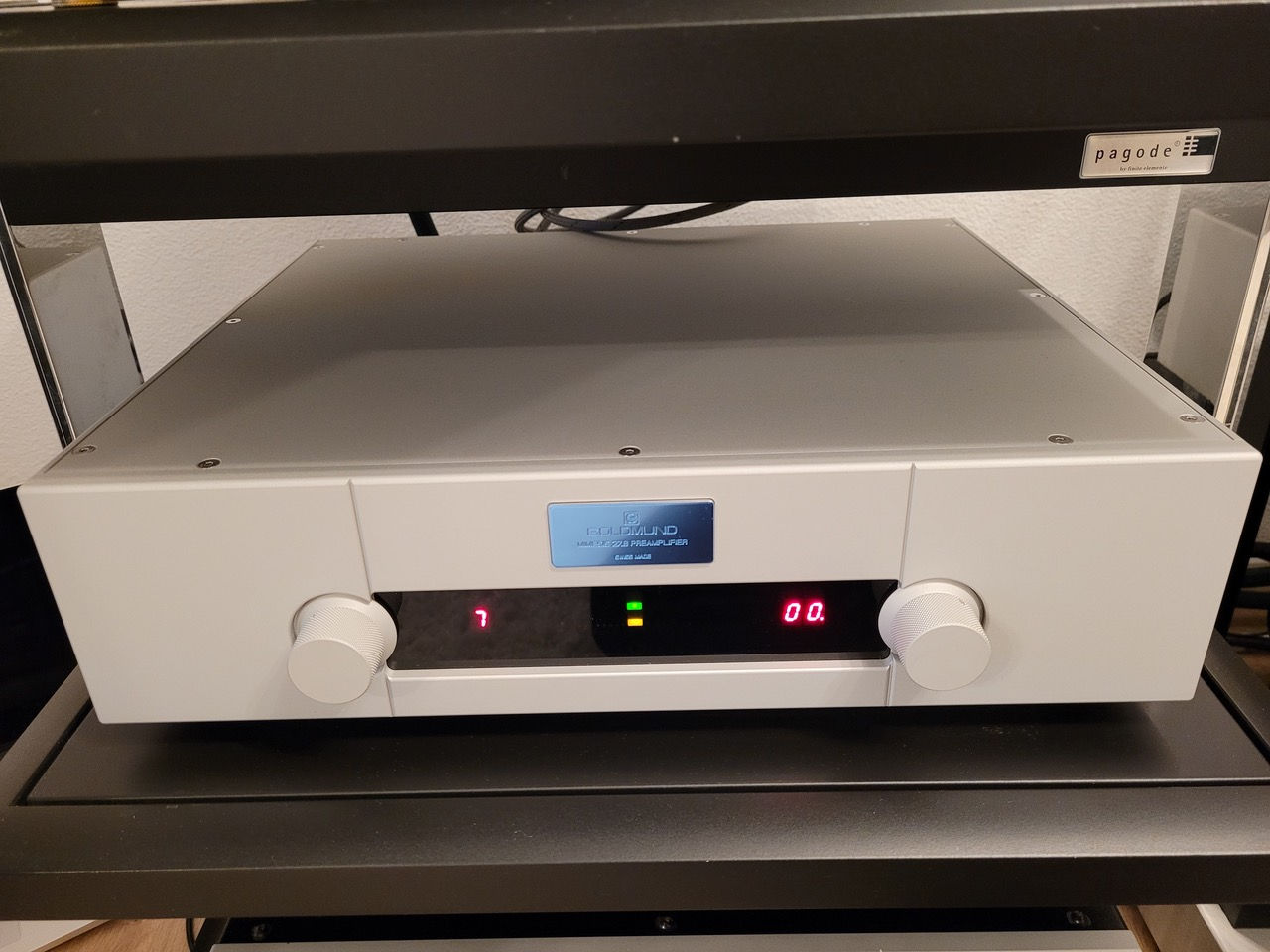 Goldmund Mimesis 27.8 Preamplifier | Goldmund Telos 280