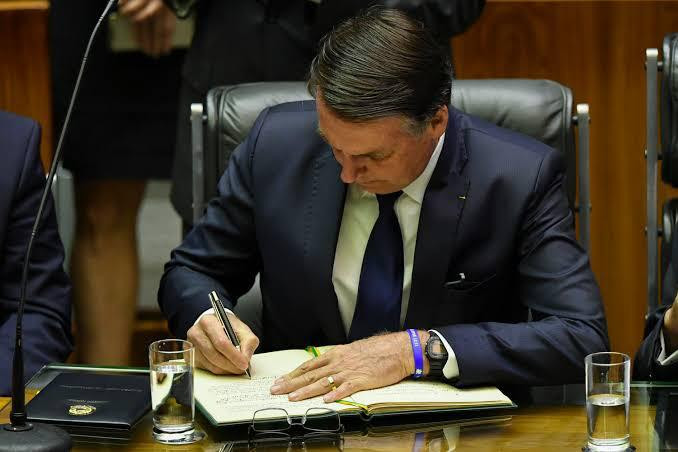 Jair Bolsonaro assina