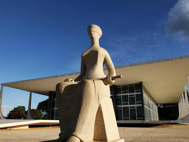Prédio do STF e estátua da Justiça