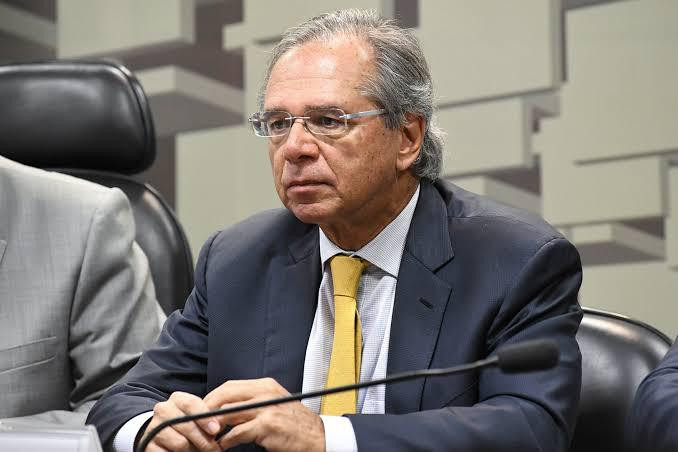 Paulo Guedes sentado