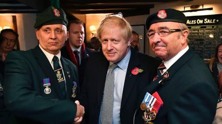 boris johnson com militares