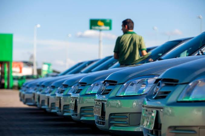 carros Localiza e a Unidas estacionados