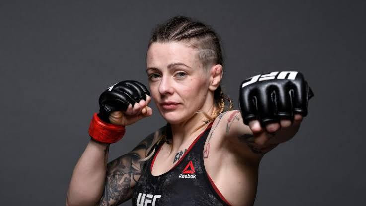 Joanne Calderwood desmaia após luta do UFC