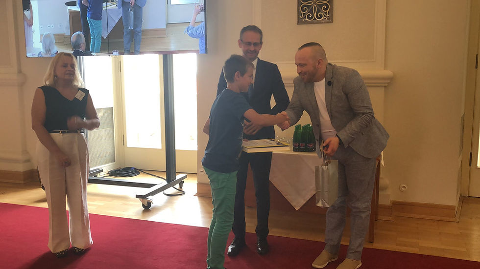 Matyáš přebírá cenu a uznání pro vítěze