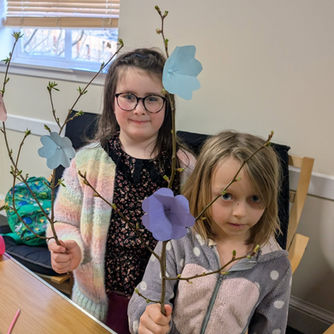 Mladší děti v Edinburghu vyráběly květinové dekorace