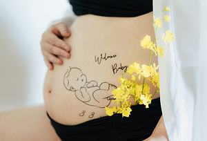 スタジオでマタニティ撮影をしている女性