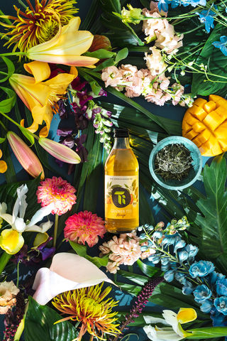 Stillife Fotografie Flowers. Stillifefotografen fotografieren Flowers, Drinks und Mangos im Setting mit unterschiedlichen Blumen. Die Produktfotografen kommen aus Berlin und Augsburg