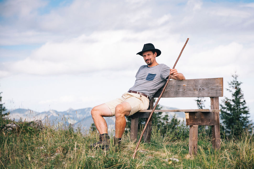 Portraitfotografie eines Senners auf der Alm in den Bayerischen Alpen fotografiert von JUNI Fotografen