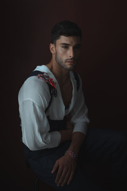 Old painting ein editorial shooting für den Modedesigner Y.M. Adhimiharja mit dem Model Paolo Busty für das Magazin volant als Portraitshooting für Portraits von alten Malern der Renaissance im studio umgesetzt von JUNI Fotografen in Berlin den Fotografen in Berlin und Augsburg.