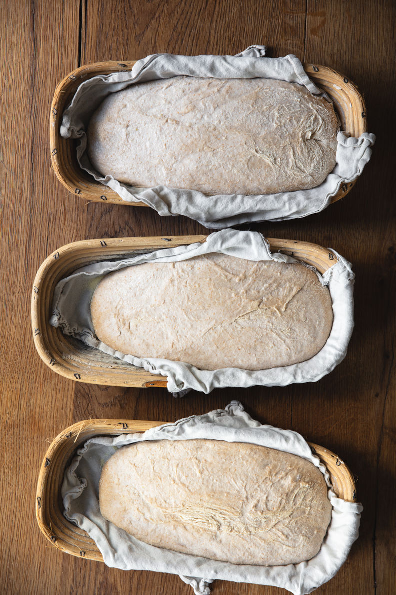 sauerteigbrot herstellung im zero waste restaurant frea, berlin. das weltweit erste vegane zero waste restaurant. Foodfotografie und Interieurfotografie von JUNI Fotografen.