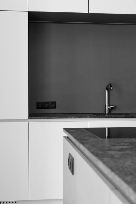 Architekturfotografie einer Küchenzeile designt von Claudia Gast & Thomas Thaler SPhii _ architectural collaboration und fotografiert von JUNI Fotografen