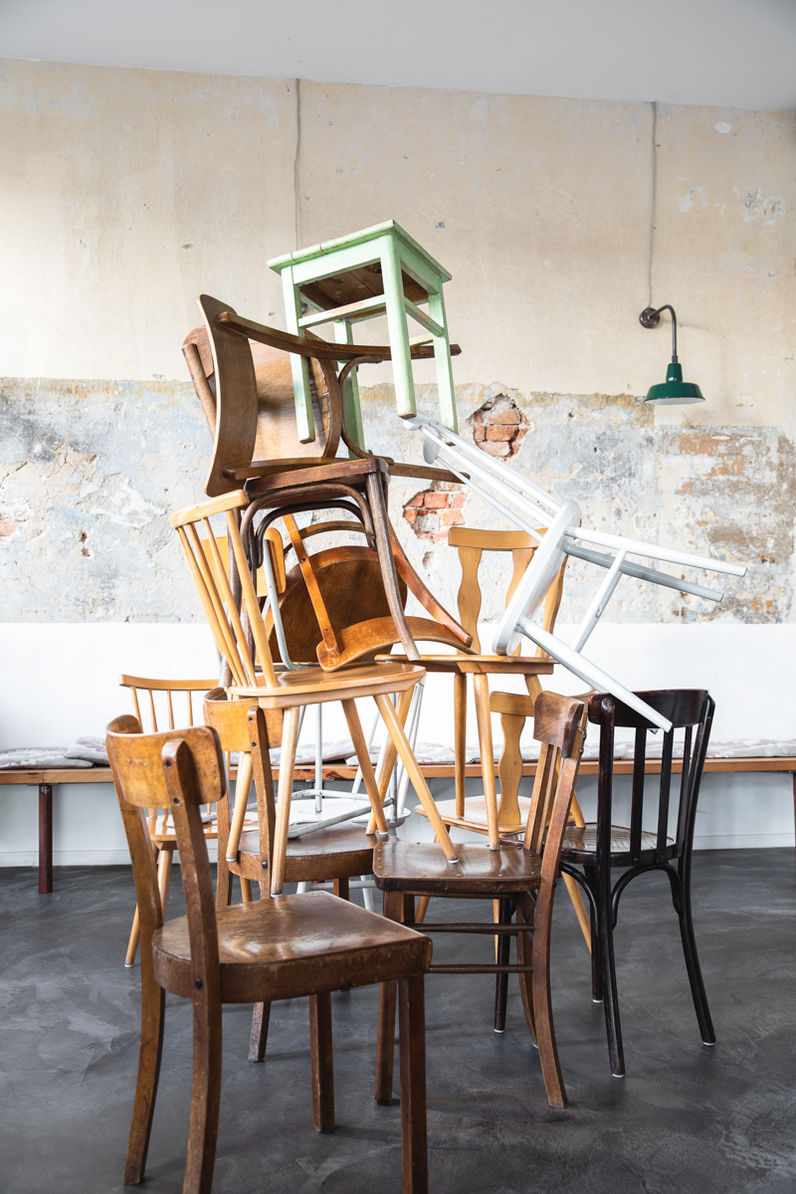 Interiorfotografie des Zero Waste Restaurant Frea, zeigt Vintage Stühle, Aufnahme aus dem Buch Full Taste Zero Waste. Foodfotografie und Storytelling von JUNI Fotografen.