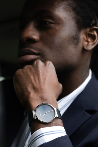 Fashionfotografie einer Uhr von Berlin, fotografiert an einem PoC-Model, fotografiert von den Werbefotografen JUNI