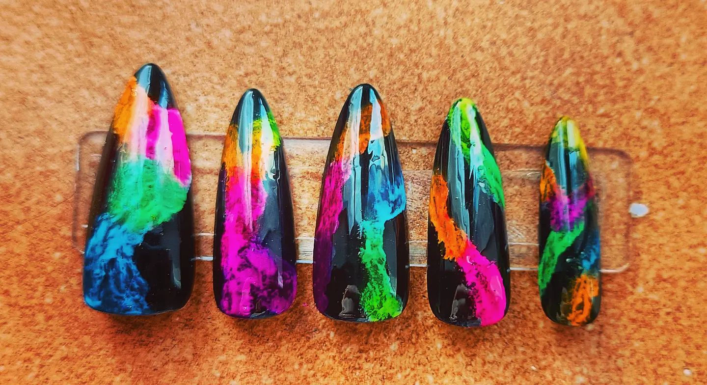 Forme stiletto effet brume néon sur fond noir