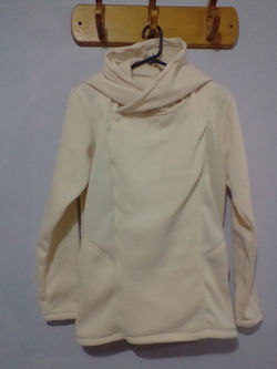 sudadera con capucha cruzada