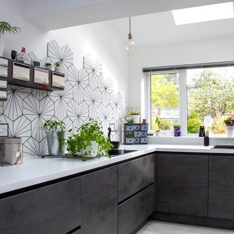 Sleek L-Shaped Kitchen with Geometric Splashback by MAS Collection, image 20