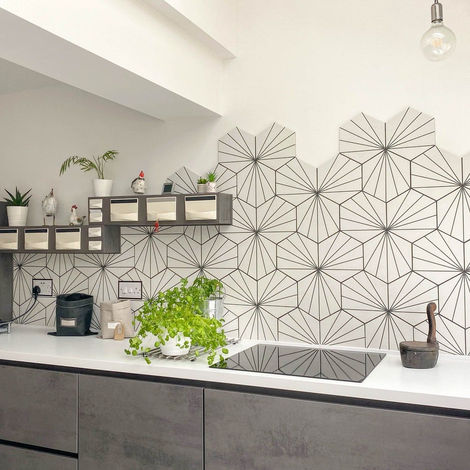 Sleek L-Shaped Kitchen with Geometric Splashback by MAS Collection, image 18