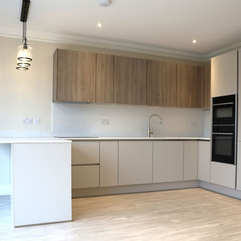 Bespoke modern kitchen in Reading with open-plan layout, handleless units and breakfast bar