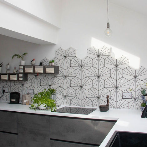 Sleek L-Shaped Kitchen with Geometric Splashback by MAS Collection, image 15