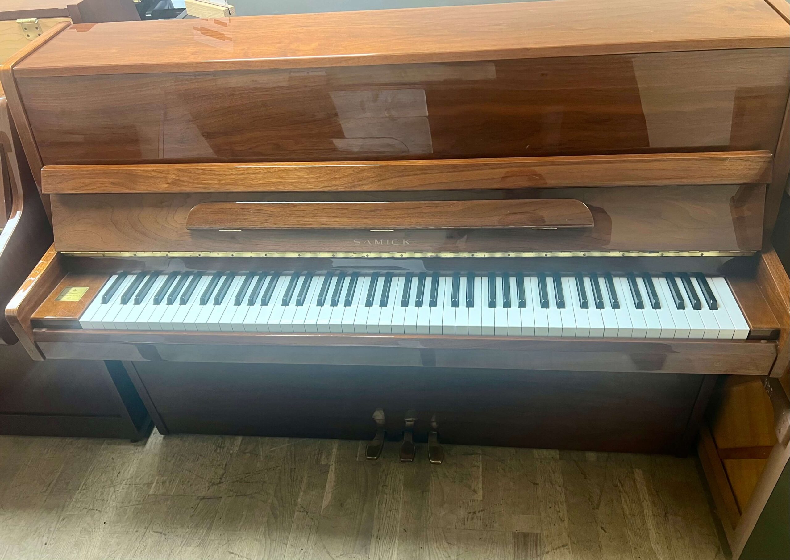 Samick SU-108P Upright Piano in polished Walnut