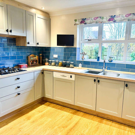 Traditional Light U-Shaped Kitchen by MAS Collection, image 4