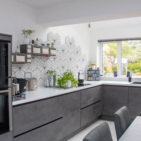 Sleek L-Shaped Kitchen with Geometric Splashback by MAS Collection, image 24