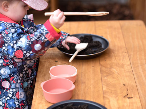 toddler_outdoor_imagative_play_mud_kitchen_day_nursery