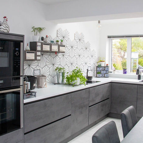 Sleek L-Shaped Kitchen with Geometric Splashback by MAS Collection, image 9