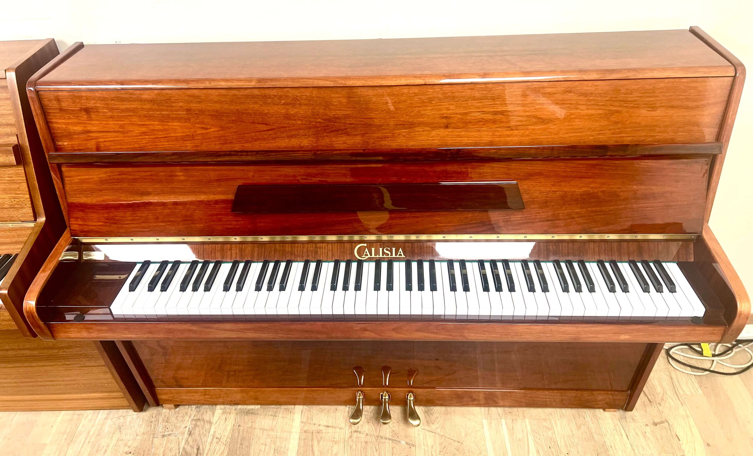 Calisia 109 Upright Piano in polished mahogany