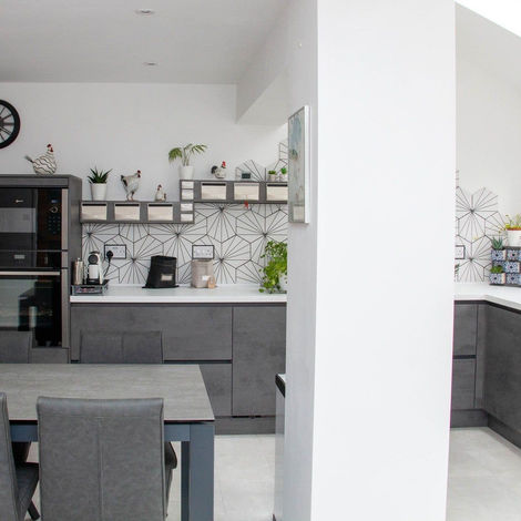 Sleek L-Shaped Kitchen with Geometric Splashback by MAS Collection, image 4