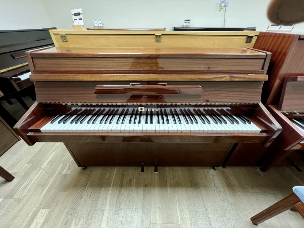 Giles Upright Piano | Handel Pianos