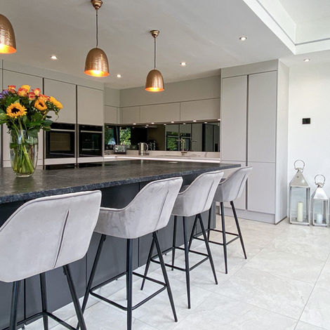 Modern Open-Plan Kitchen with Clean Lines & Light Grey Matt Finish by MAS Collection, image 2