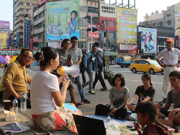 Perpustakaan Berjalan Kaohsiung Fasilitasi Ajang Diskusi Warga Indonesia dan Taiwan