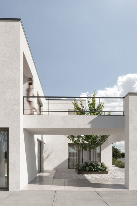 “Hyper-realistic 3D rendering of a contemporary single-family house, modern flat-roof design with glass facades and natural surroundings in Schwarzwald.”