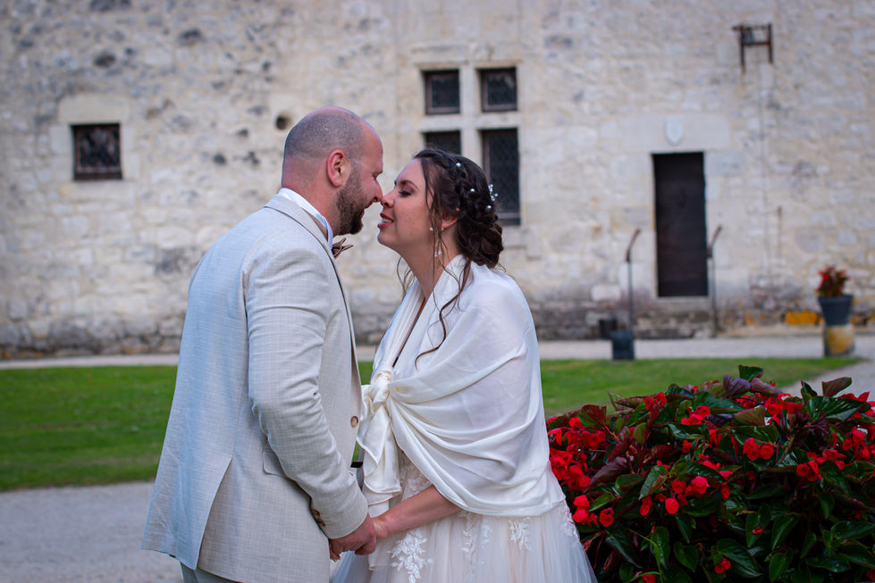photo de couple naturel en extérieur reportage photo mariage champêtre émotion des mariés capturée sur le vif cérémonie de mariage en plein air photo alliance mariés naturel instant volé mariage photographe discret photo de mariage couple de mariés moment de bonheur échange des alliances photo romantique mariés qui s’embrassent regard complice photo de cérémonie portrait des mariés instant d’émotion